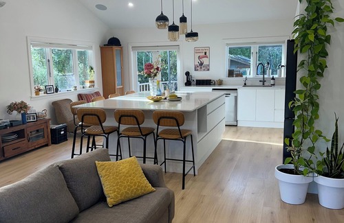 Raumati Beach Casa | Large home in Raumati Beach ideal for groups or family gatherings.