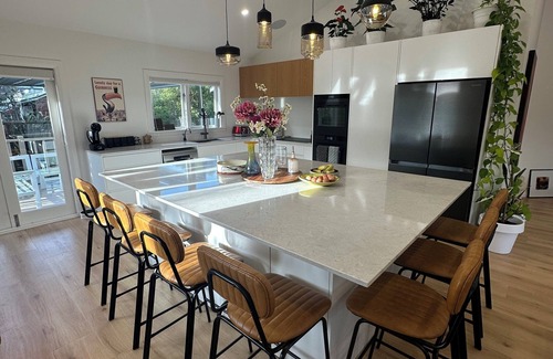 Raumati Beach Casa | Large home in Raumati Beach ideal for groups or family gatherings.