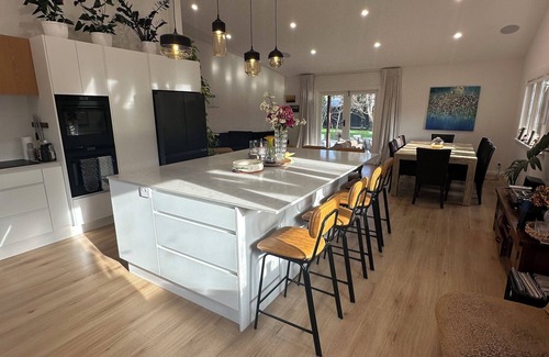 Raumati Beach Casa | Large home in Raumati Beach ideal for groups or family gatherings.