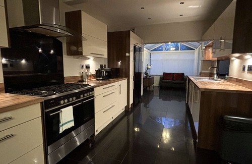 Birmingham Casa | Large Home near Edgbaston Stadium, UOB & QE hospital sleeps 6