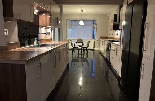 Birmingham Casa | Large Home near Edgbaston Stadium, UOB & QE hospital sleeps 6