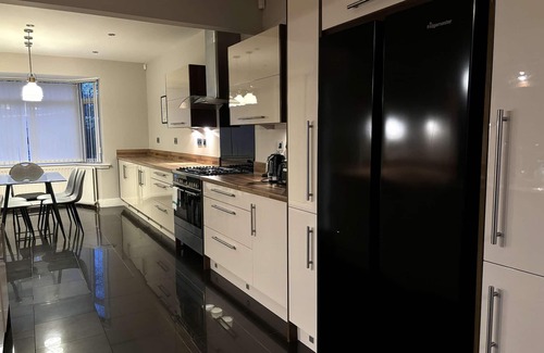 Birmingham Casa | Large Home near Edgbaston Stadium, UOB & QE hospital sleeps 6