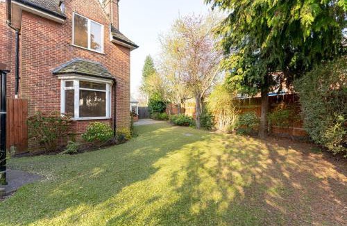 Birmingham Casa | Large Home near Edgbaston Stadium, UOB & QE hospital sleeps 6