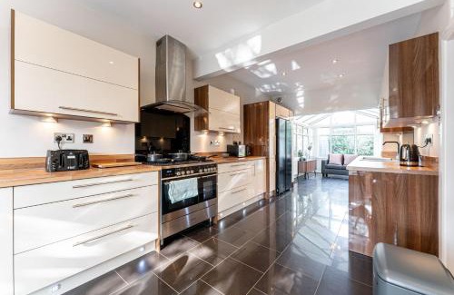Birmingham Casa | Large Home near Edgbaston Stadium, UOB & QE hospital sleeps 6