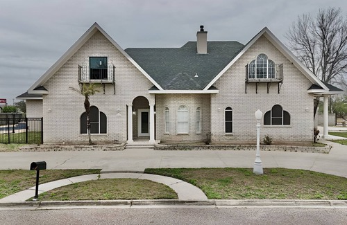 Edinburg Casa | Large Home, Plan your events, Sparkling Pool, Deck