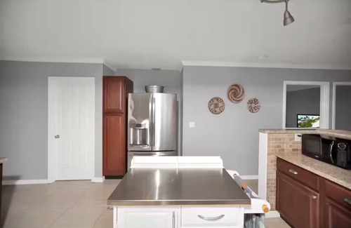 Jacksonville Casa | Large home, sleeps 12 with large yard, kitchen, AC, WiFi and lots of parking