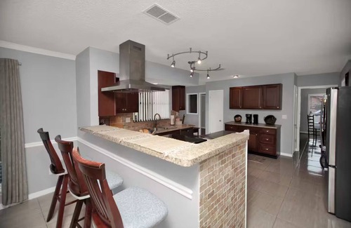 Jacksonville Casa | Large home, sleeps 12 with large yard, kitchen, AC, WiFi and lots of parking