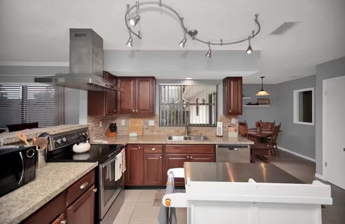 Jacksonville Casa | Large home, sleeps 12 with large yard, kitchen, AC, WiFi and lots of parking