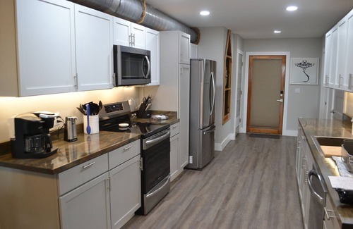 Sunbury Casa | Large home w/ 3 separate kitchens & living spaces