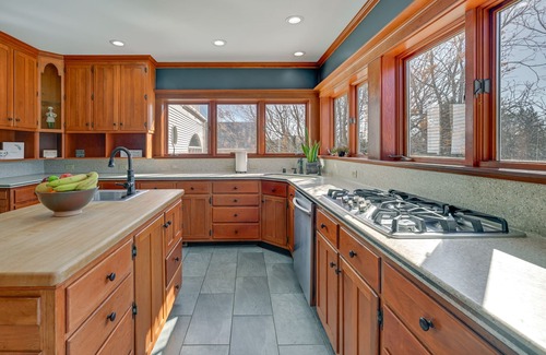 Wisconsin Dells Casa | Large Home w/ Indoor Basketball Court + Game Room!