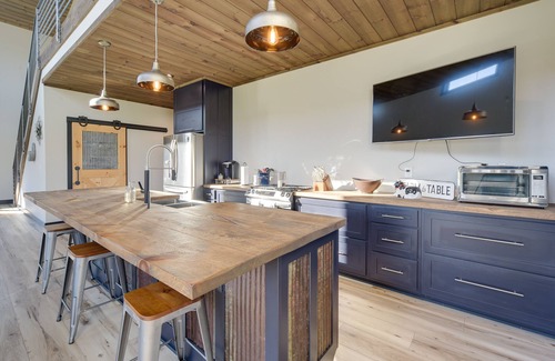 Sand Creek Cabina | Large Home w/ Land in Prairie Farm!
