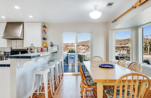 Cayucos Casa | Amplia casa con sala de juegos y terraza amueblada con vista al mar y al muelle