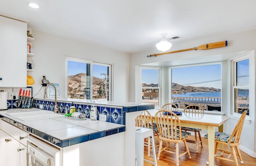 Cayucos Casa | Amplia casa con sala de juegos y terraza amueblada con vista al mar y al muelle