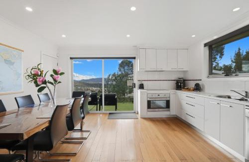 West Hobart Casa | Large house close to the city tranquil setting