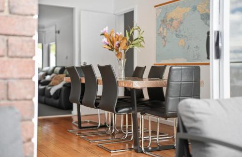 West Hobart Casa | Large house close to the city tranquil setting