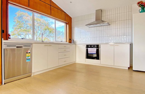 Otahuhu Casa | Large House. Convenient Location.