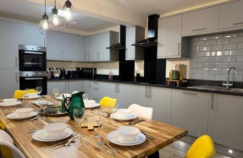 Nottingham Casa | Large House for 21 - Nottingham City