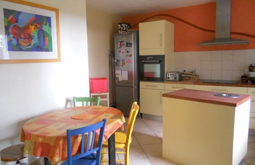 Saint-Urbaine Casa | Gran casa rodeada de vegetación cerca del mar.