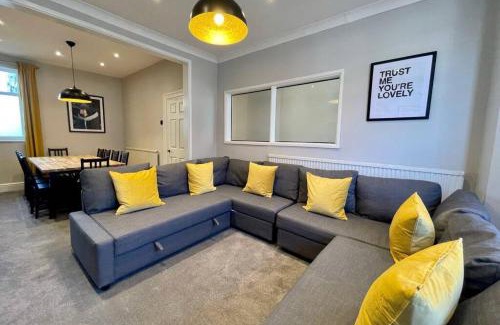 Canton Casa | Large House near Victoria Park For Groups, 10 mins bus to City Centre