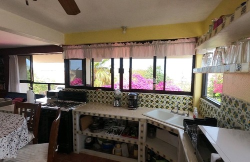 Mauricio Castro Casa | Espaciosa casa con espectacular vista y jardín grande