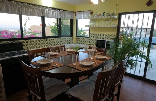 Mauricio Castro Casa | Espaciosa casa con espectacular vista y jardín grande