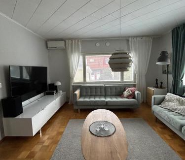 Pohjoinen Suurpiiri Apartamento | Large House - Sauna, Backyard & Tranquility