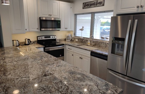 Arlington Park Casa | LARGE HOUSE WITH HEATED POOL NEAR BEACH AND DOWNTOWN SARASOTA 8 GUESTS