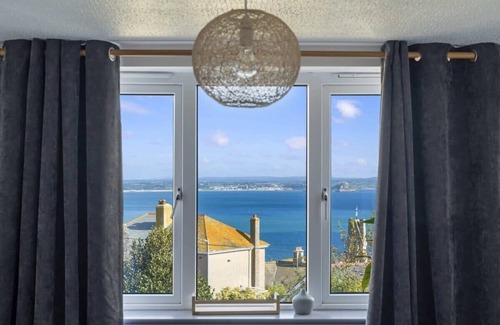 Newlyn Casa | Large House with Panoramic Sea Views & Parking