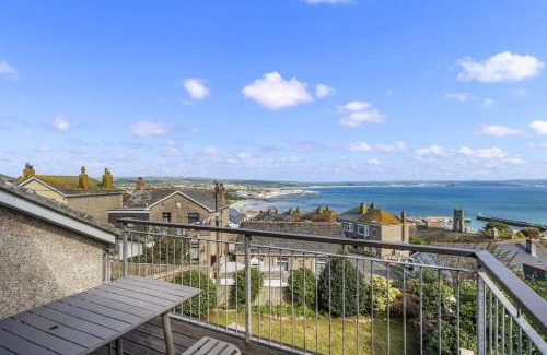 Newlyn Casa | Large House with Panoramic Sea Views & Parking