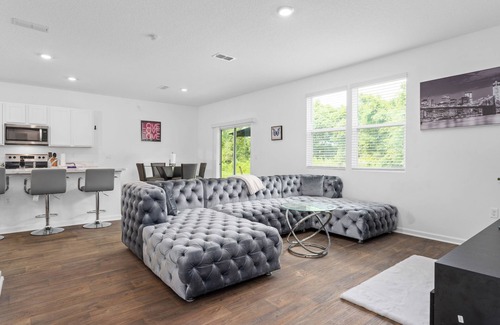 Northside Casa | Large JAX Home: 4 Beds, Office + Gym, Backyard Preserve