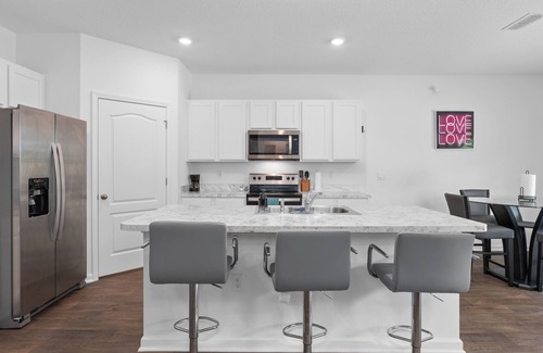 Northside Casa | Large JAX Home: 4 Beds, Office + Gym, Backyard Preserve