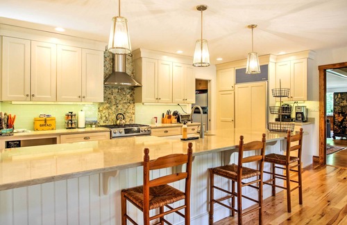 Kennebunk Casa | Prime Kennebunk Home w / Mesa de billar - Cerca de la playa!