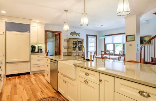 Kennebunk Casa | Prime Kennebunk Home w / Mesa de billar - Cerca de la playa!
