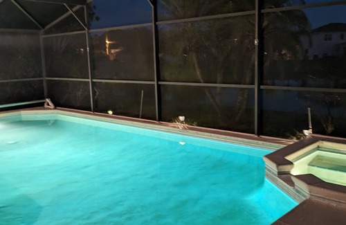 Crescent Lakes Villa | Large Kissimmee Lakeside Villa con orientación sur piscina y spa