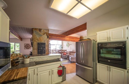 Ainsworth Hot Springs Casa | Large lake front Ainsworth house