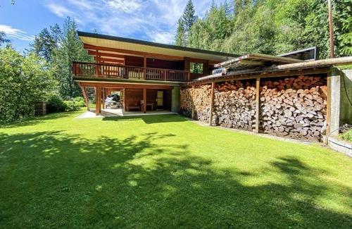 Ainsworth Hot Springs Casa | Large lake front Ainsworth house
