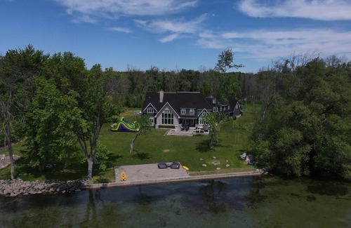 Georgina Cabaña | Large Lake Simcoe Cottage 8 Bedrooms