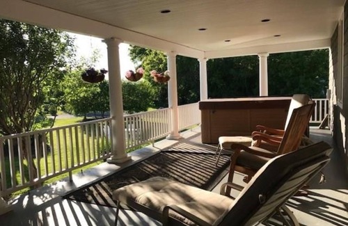 Auburn Casa | Large Lakefront Vineyard Home with Hot Tub