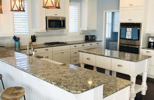 Lewes Casa | ¡Nuevo alquiler multifamiliar de Lewes Beach! Grande y recién decorado!