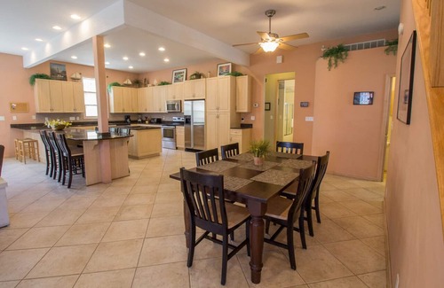 Michigan City Casa | Juntos es mejor en Bob's. Gran espacio de vida perfecto para múltiples familias