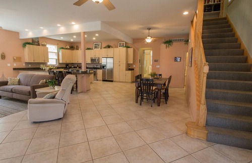 Michigan City Casa | Juntos es mejor en Bob's. Gran espacio de vida perfecto para múltiples familias