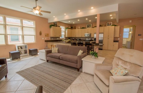 Michigan City Casa | Juntos es mejor en Bob's. Gran espacio de vida perfecto para múltiples familias