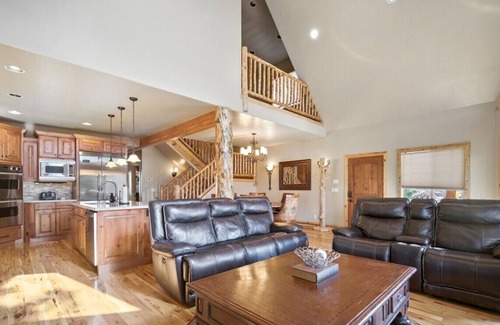 Duck Creek Village Cabina | Large Lodge Sleeps 14, Fire Pit, Views