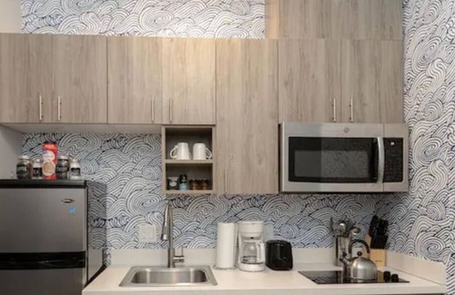 Mission Hills Casa | Large Loft Near Restaurant Row w/WiFi, CableTV/HBO