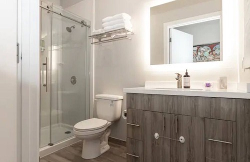 Mission Hills Casa | Large Loft Near Restaurant Row w/WiFi, CableTV/HBO