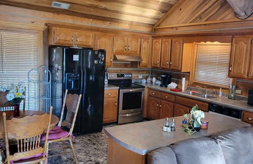 Big Rock Casa | Large Log Cabin Minutes From Lake Barkley and Land Between the Lakes Cadiz, KY