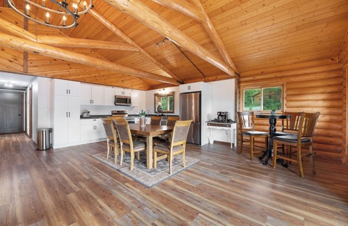 Whitewood Cabina | Large Log Home Overlooking Creek!