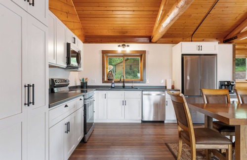Whitewood Cabina | Large Log Home Overlooking Creek!