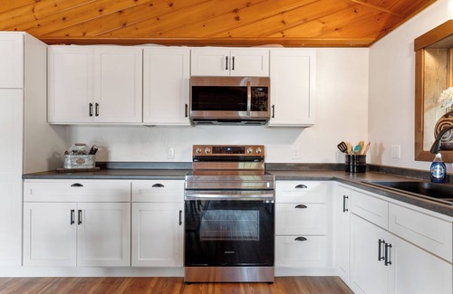 Whitewood Cabina | Large Log Home Overlooking Creek!