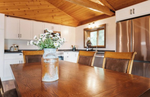 Whitewood Cabina | Large Log Home Overlooking Creek!